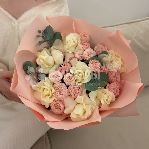 Нежный букет из французских и пионовидных роз