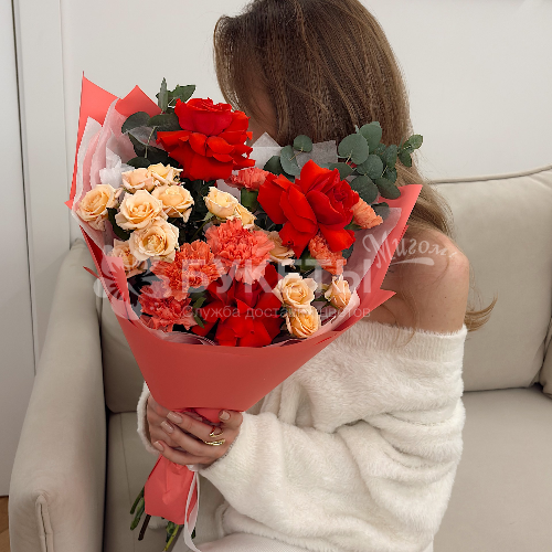 Роскошный букет с алыми розами для неё