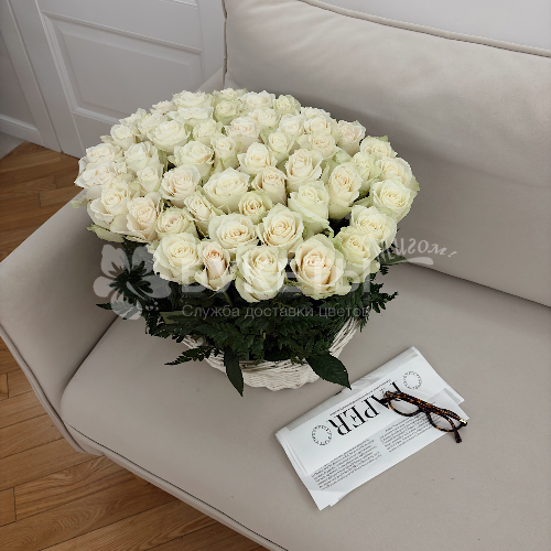 Корзина из 51 белой розы "Мелодия Сиены"