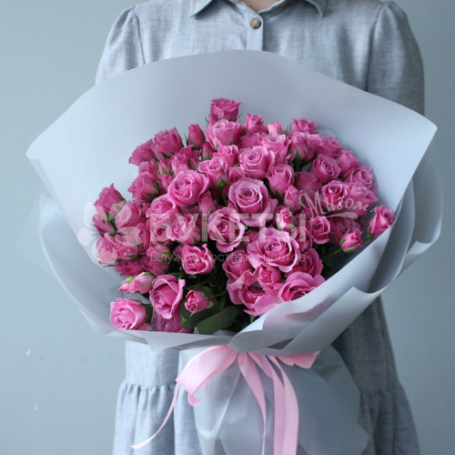 Букет из 29 малиновых кустовых роз