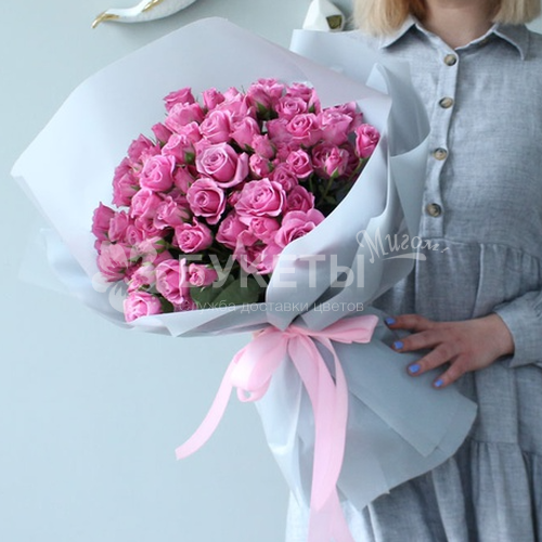 Букет из 29 малиновых кустовых роз