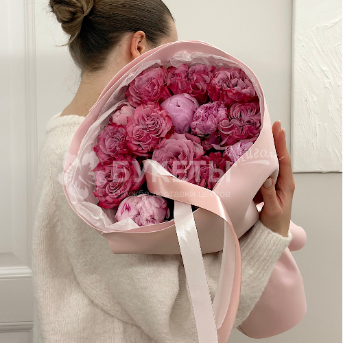 Пионы и эксклюзивные розы Кантри Блю в букете