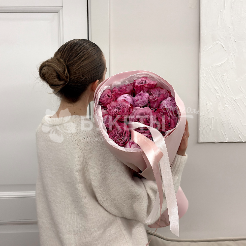 Пионы и эксклюзивные розы Кантри Блю в букете