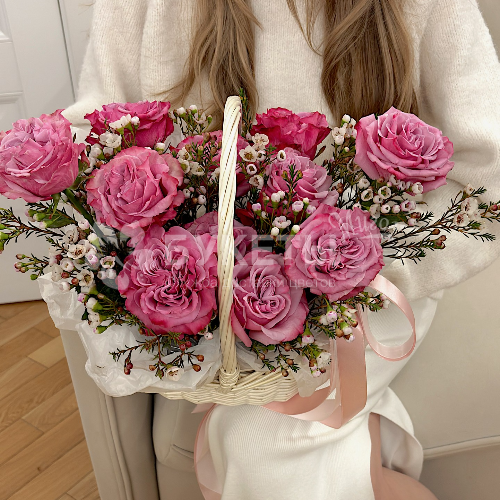 Эксклюзивные розы Кантри Блю в корзине