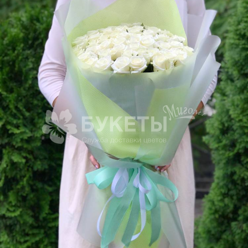 Букет из 51 белой розы в красивой упаковке