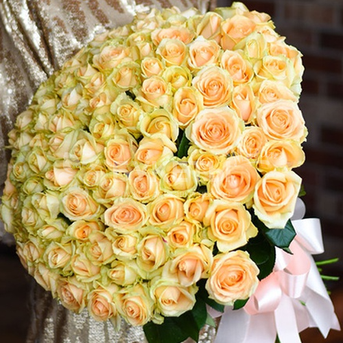 Букет из 101 кремовой розы "Талея"