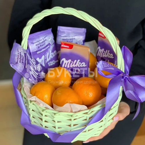 Подарочная корзина с мандаринами и шоколадом