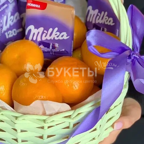 Подарочная корзина с мандаринами и шоколадом
