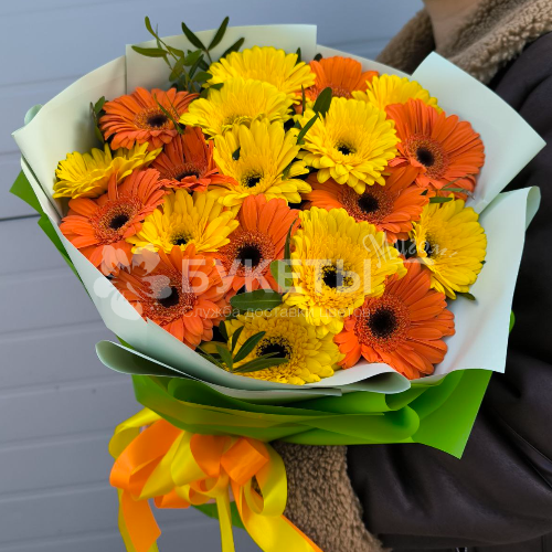 Букет из 19 желтых и оранжевых гербер "Медовый Рай"