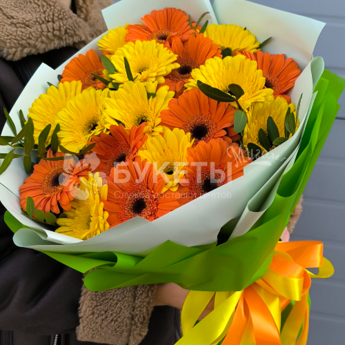 Букет из 19 желтых и оранжевых гербер "Медовый Рай"
