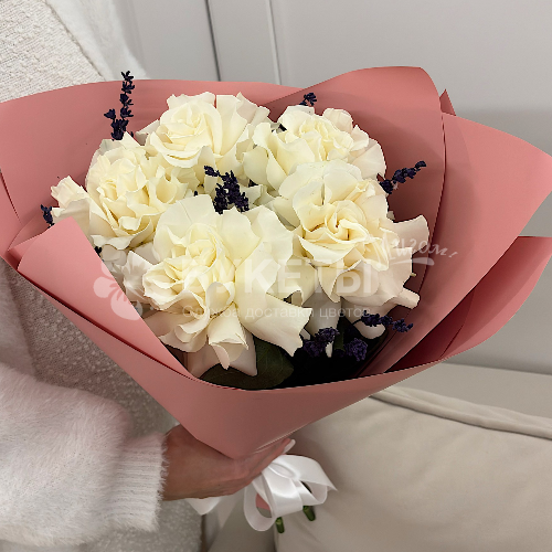 Букет "Лавандовый сон в белых розах"