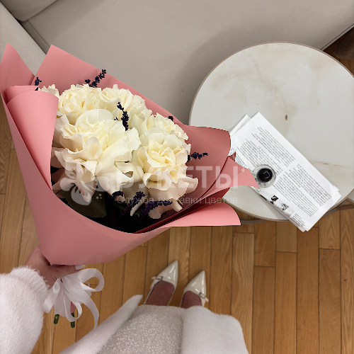 Букет "Лавандовый сон в белых розах"