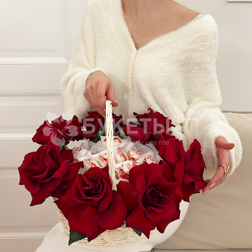 Французские розы и Raffaello в корзине