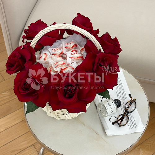 Французские розы и Raffaello в корзине
