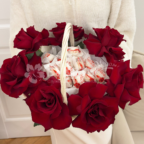 Французские розы и Raffaello в корзине