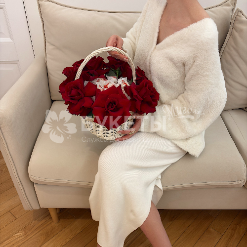 Французские розы и Raffaello в корзине