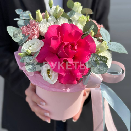 Букет в шляпной коробке "Престиж в каждом лепестке"