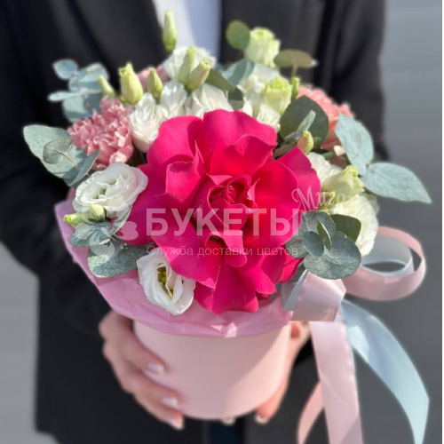 Букет в шляпной коробке "Престиж в каждом лепестке"