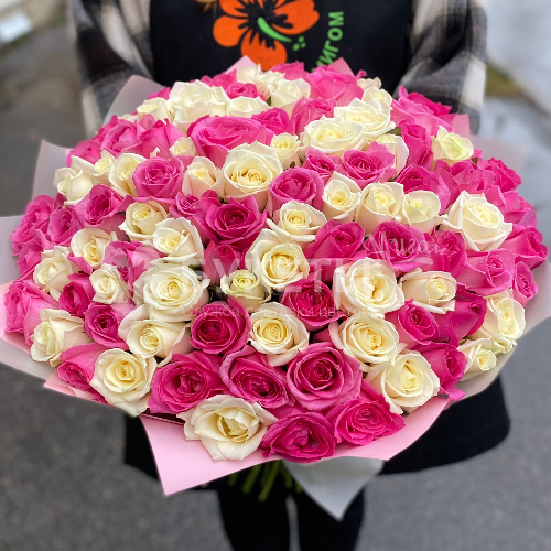 Букет из 101 белой и розовой розы