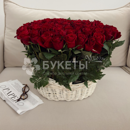 Корзина из 75 красных роз "Мадам Шарм"