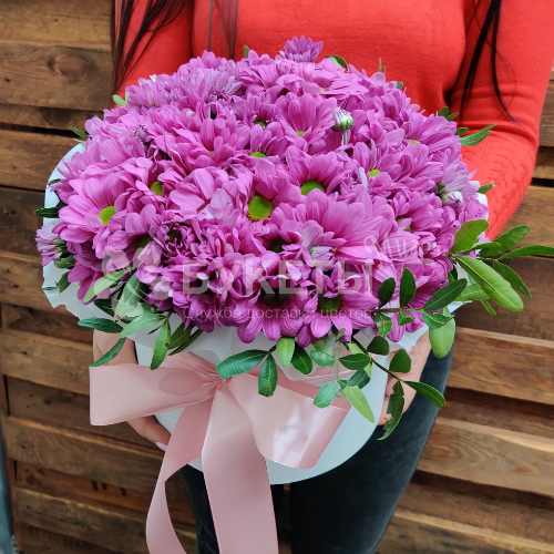 9 розовых хризантем в белой шляпной коробке №26