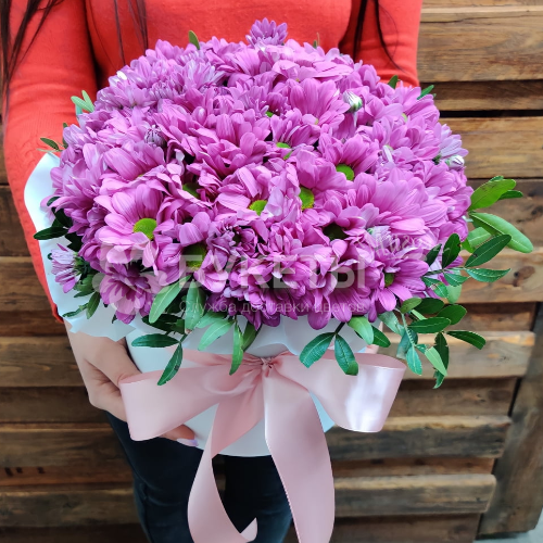 9 розовых хризантем в белой шляпной коробке №26