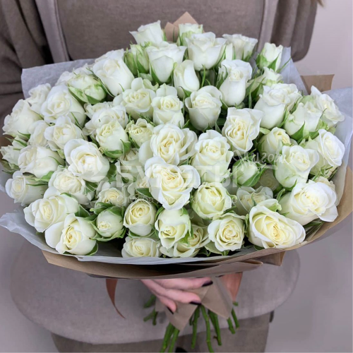 Букет из белых кустовых роз "Тепло ветра"