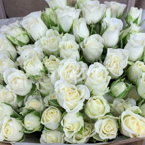 Букет из белых кустовых роз "Тепло ветра"