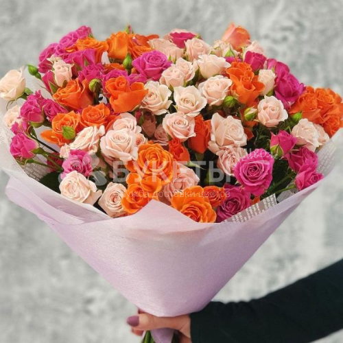 Букет из высоких кустовых роз микс