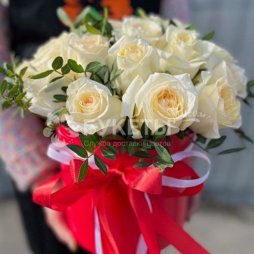 21 белая роза в красной шляпной коробке