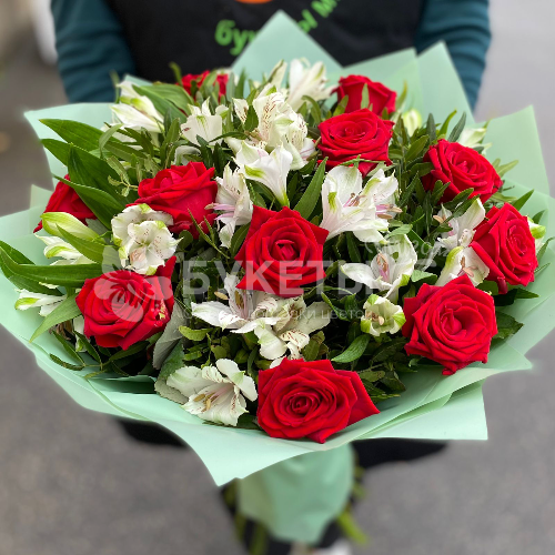 Букет из белых альстромерий и роз