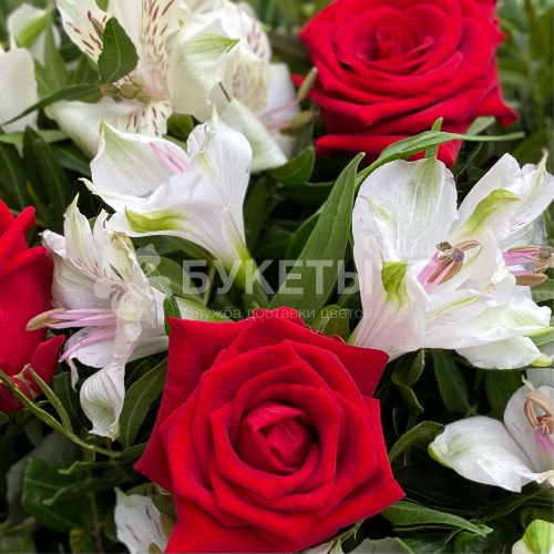 Букет из белых альстромерий и роз