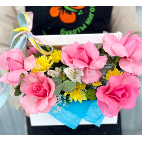 Композиция в ящике "Розовые розы"