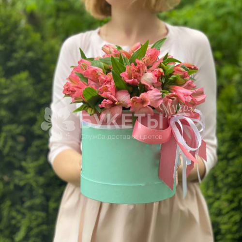 Шляпная коробка из 7 розовых альстромерий №2