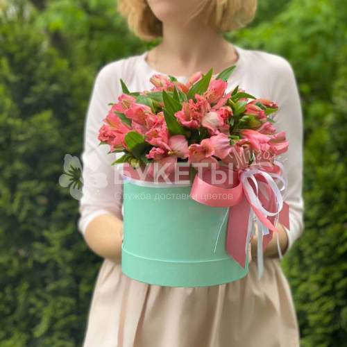 Шляпная коробка из 7 розовых альстромерий №2