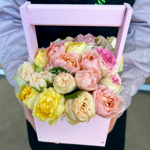 11 пионовидных роз в ящике