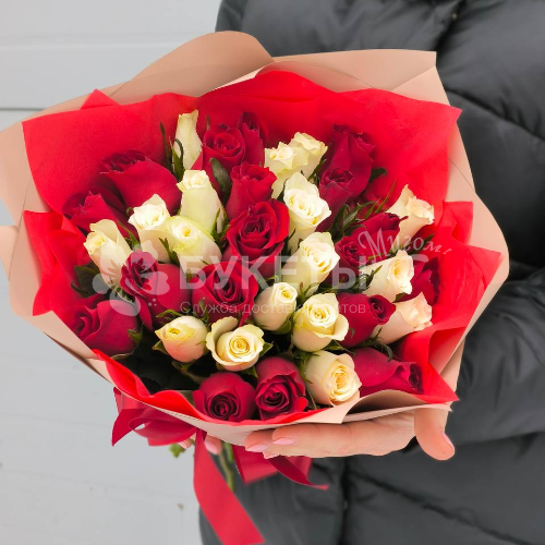Букет из 35 красных и белых роз "Кения"