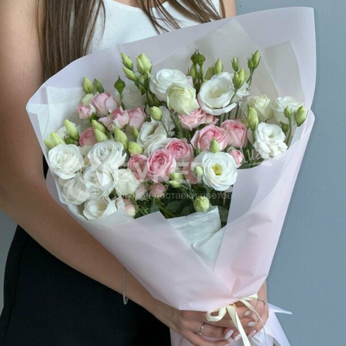 Букет из розовых кустовых роз и белого лизиантуса