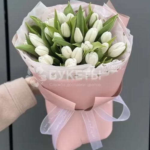 Букет из 25 белых тюльпанов в розовой упаковке