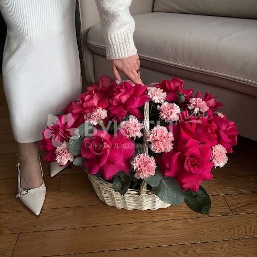 Розовые грезы в плетеной корзине