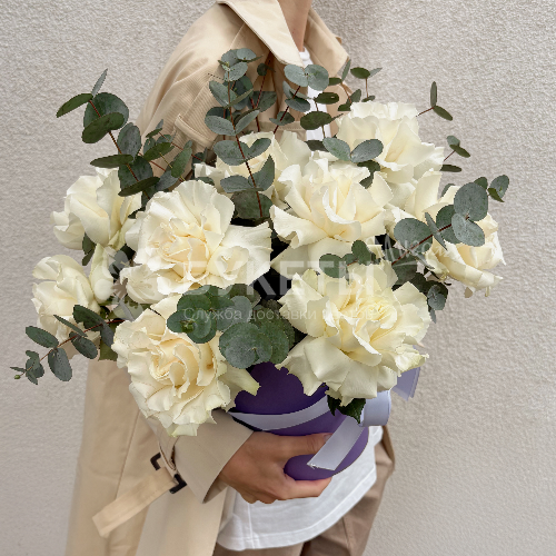 Белые французские розы с эвкалиптом в шляпной коробке