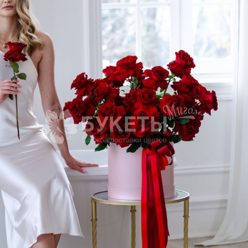 33 красные французские розы в шляпной коробке