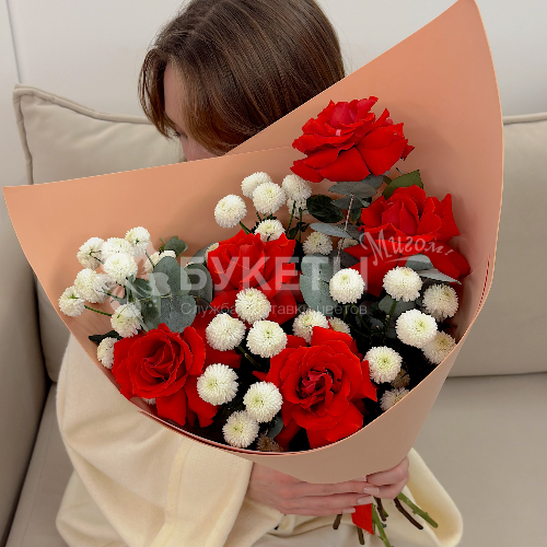 Букет из хризантемы Ньютон и французской розы