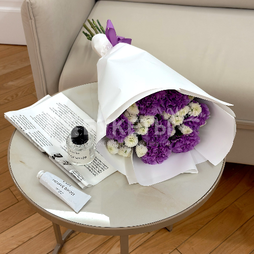 Букет из сиреневых диантусов и белых хризантем