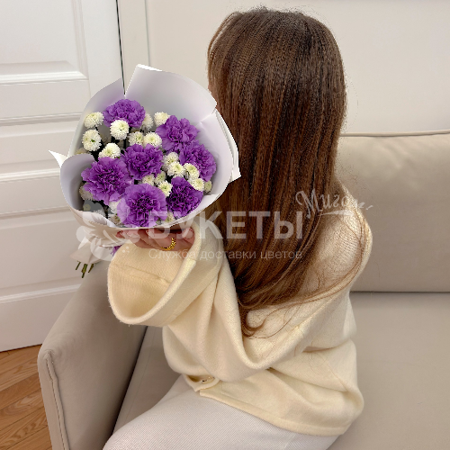 Букет из сиреневых диантусов и белых хризантем