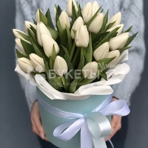 31 белый тюльпан в голубой шляпной коробке №15