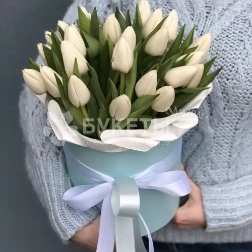 31 белый тюльпан в голубой шляпной коробке №15