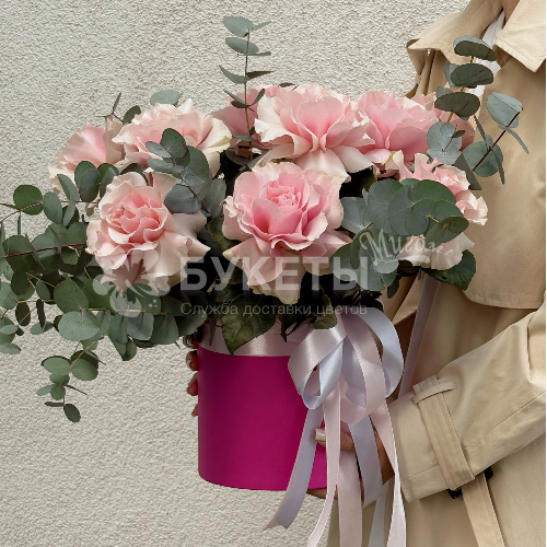 Нежные французские розы в шляпной коробке