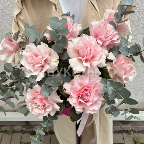 Нежные французские розы в шляпной коробке