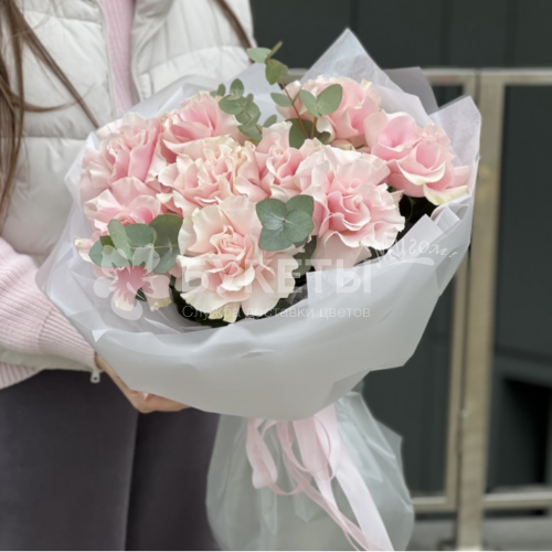 Букет из 9 нежных французских роз с эвкалиптом